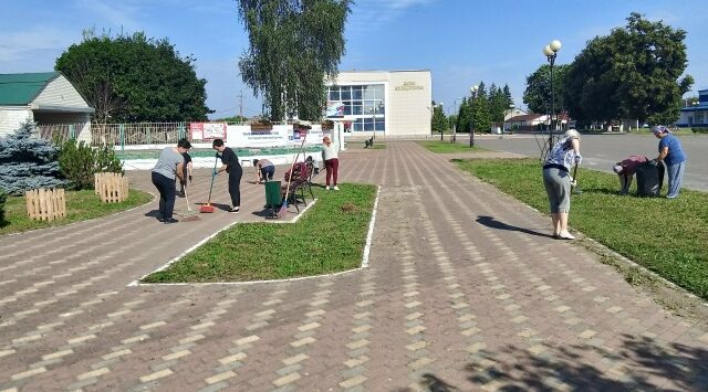 В посёлке Комаричи прошёл субботник