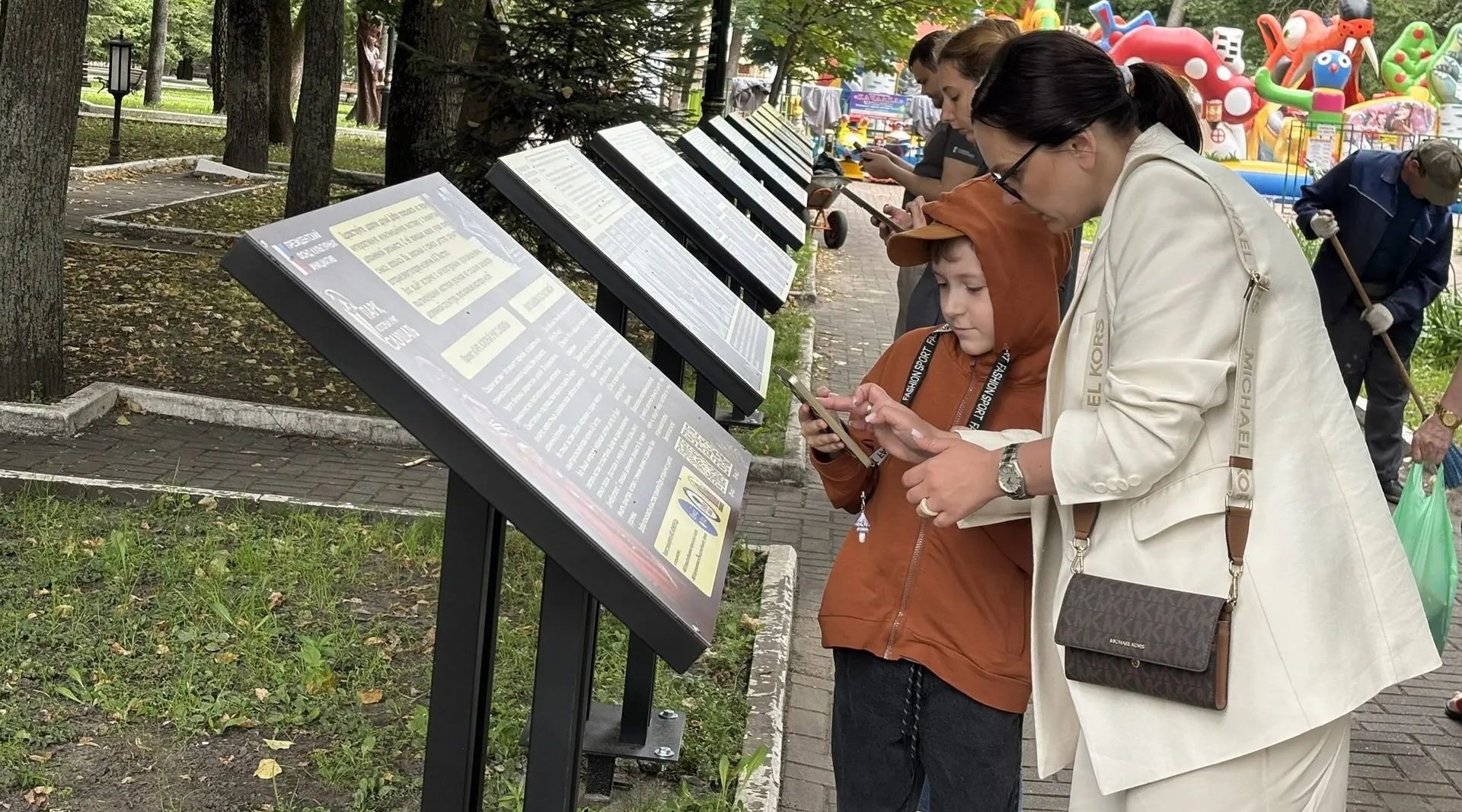 В брянском парке Толстого деревянные скульптуры ожили и начали «разговаривать» с посетителями