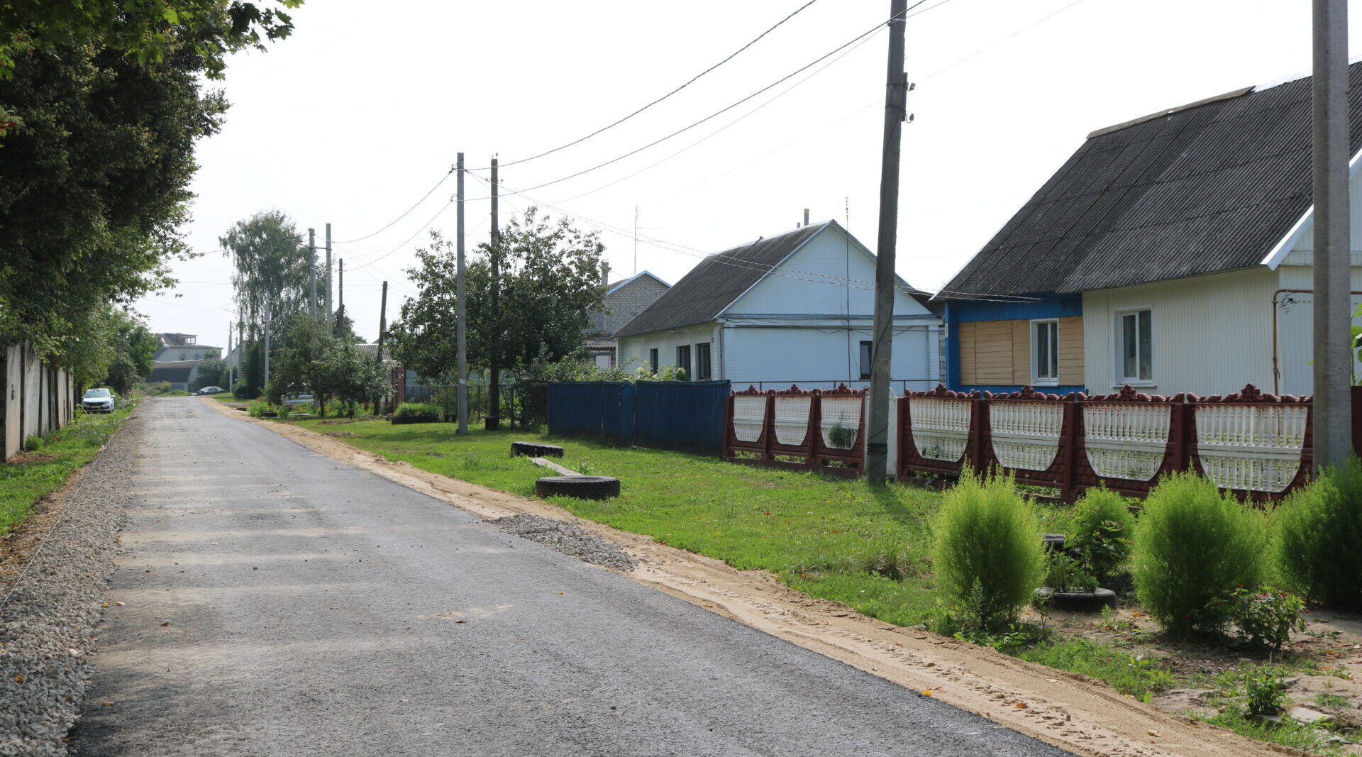 По улице Транспортной в поселке Комаричи лег первый слой асфальта