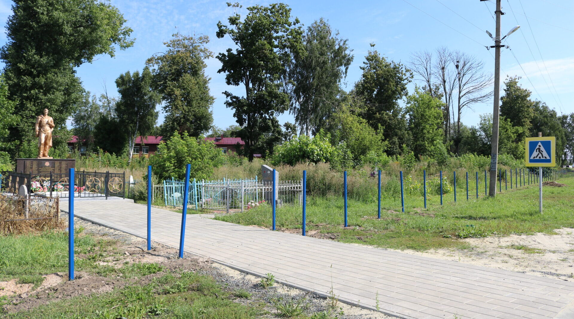 Благоустройство кладбища в поселке Комаричи  на улице Комсомольской
