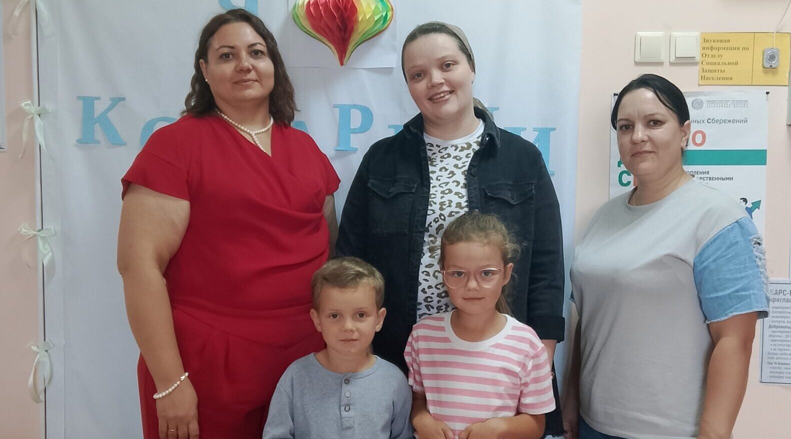 Специалисты отдела соцзащиты Комаричского района приняли участие в акции «Семья — семье»