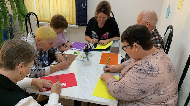 Творчество не имеет возраста: в Комаричском КЦСОН прошел мастер-класс по работе с фоамираном