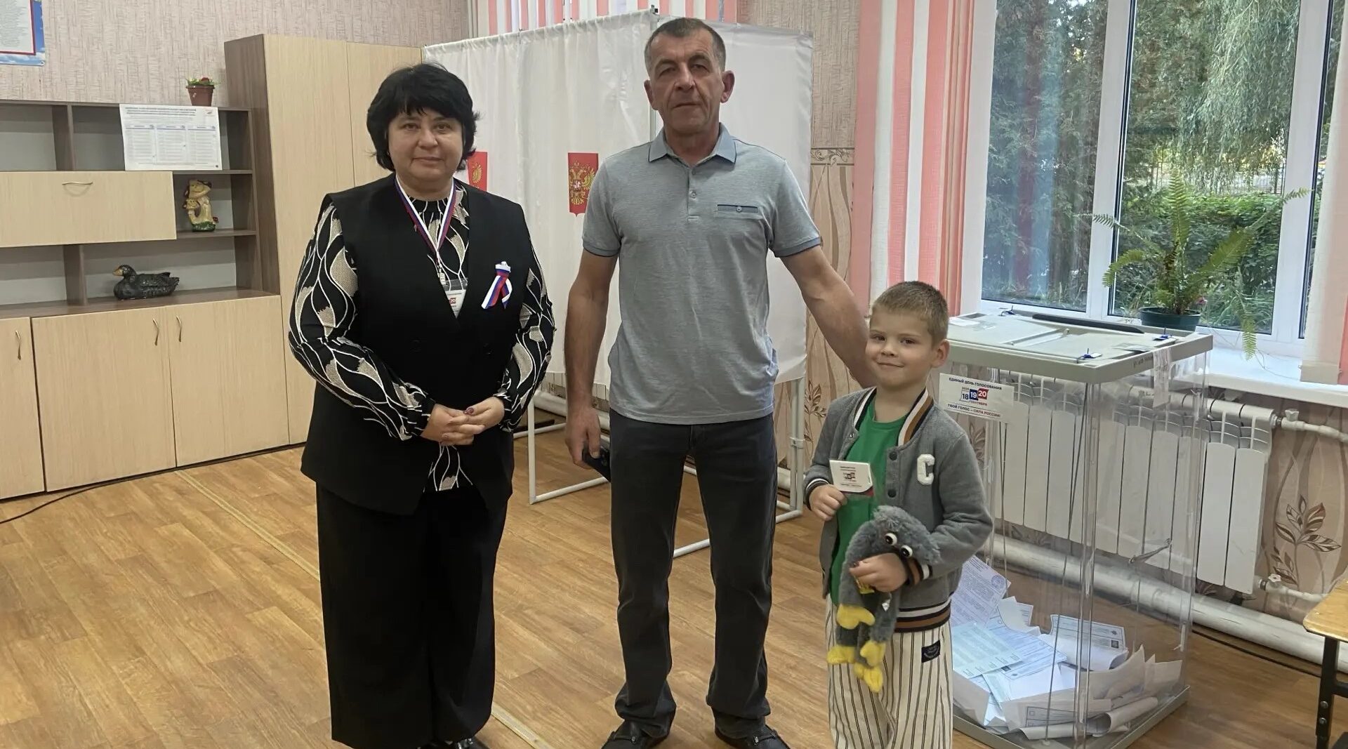 Голосование в Комаричах проходит по-семейному тепло