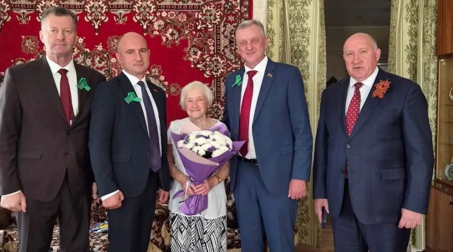 Ветерана Великой Отечественной войны А. И. Соболева поздравили с Днем освобождения Брянщины