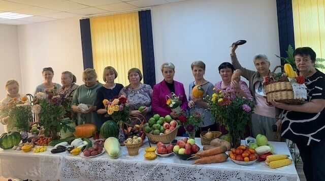 В Комплексном центре соцобслуживания населения Комаричского района прошла выставка «Урожай 2026»
