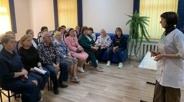 Знать, чтобы помочь: в Комаричском КЦСОН прошло занятие по оказанию первой помощи