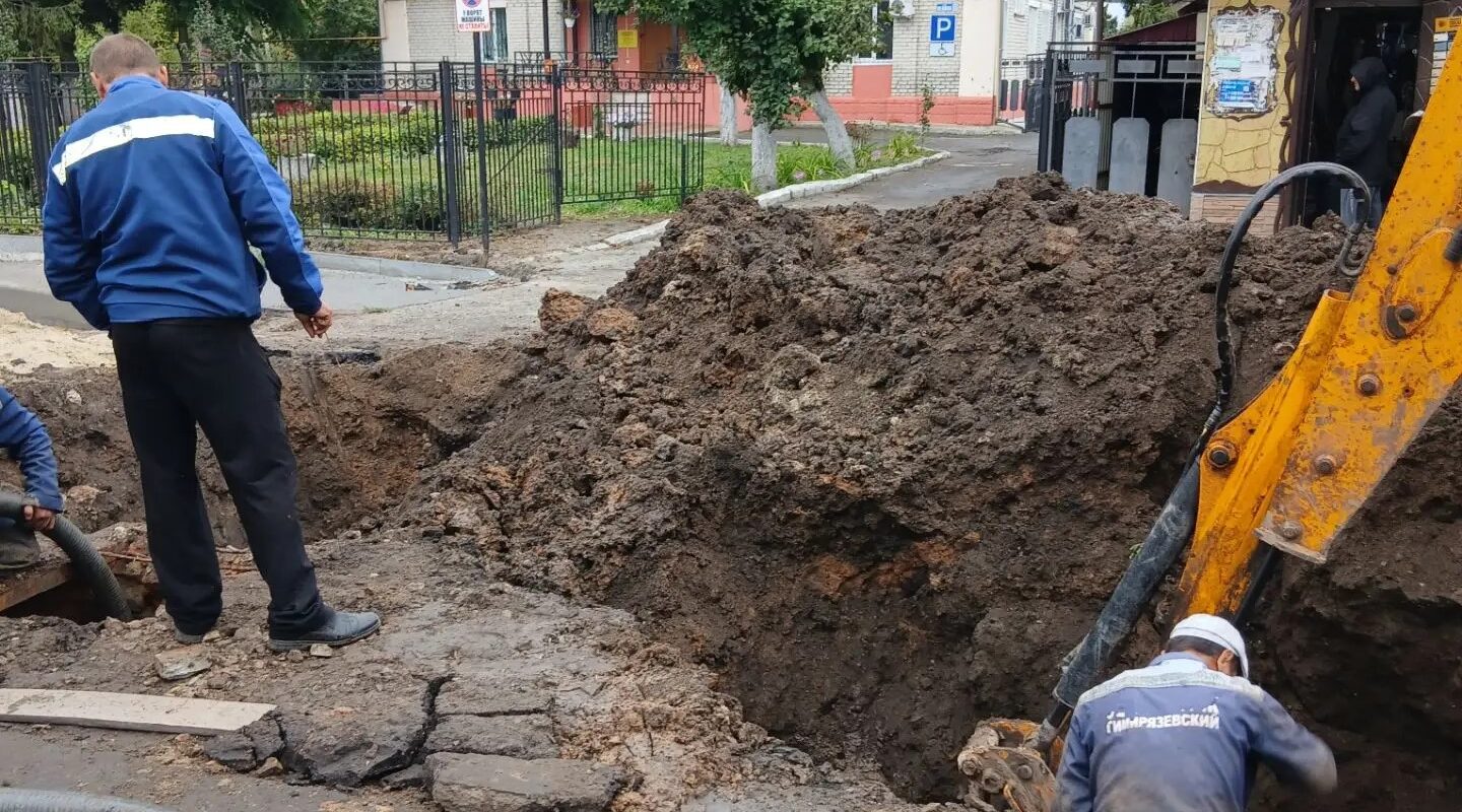 Комаричский водоканал продолжает плановые и аварийные работы в районе