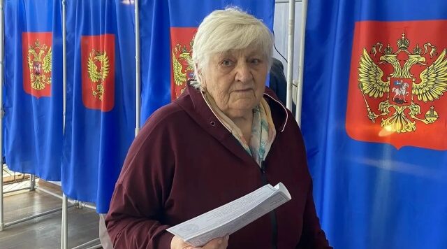 В Комаричском районе продолжается второй день досрочного голосования