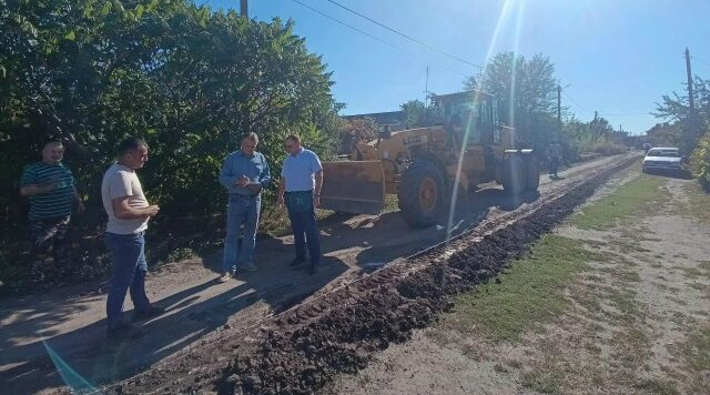 Рабочее совещание по ремонту дороги в поселке Комаричи
