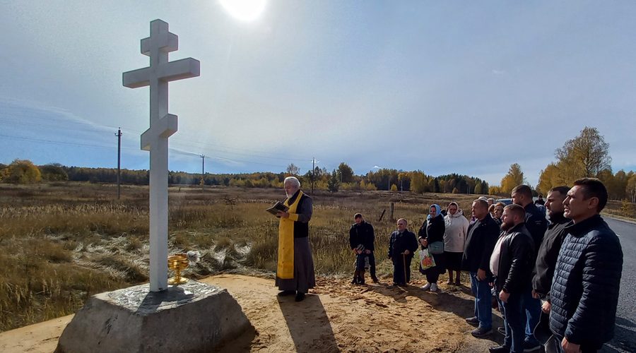 В Гришиной Слободе установили православные кресты на въездах в село