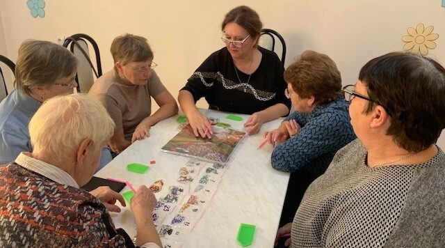 Маленькое чудо своими руками: участники «Активного долголетия» создали авторские брелки
