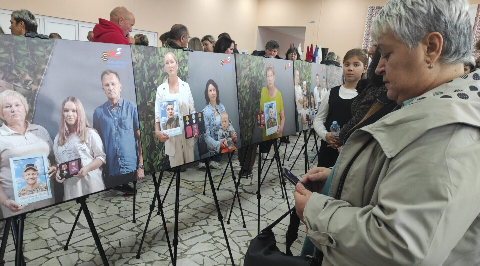 В Карачеве начала работу фотовыставка «Семья Героя»