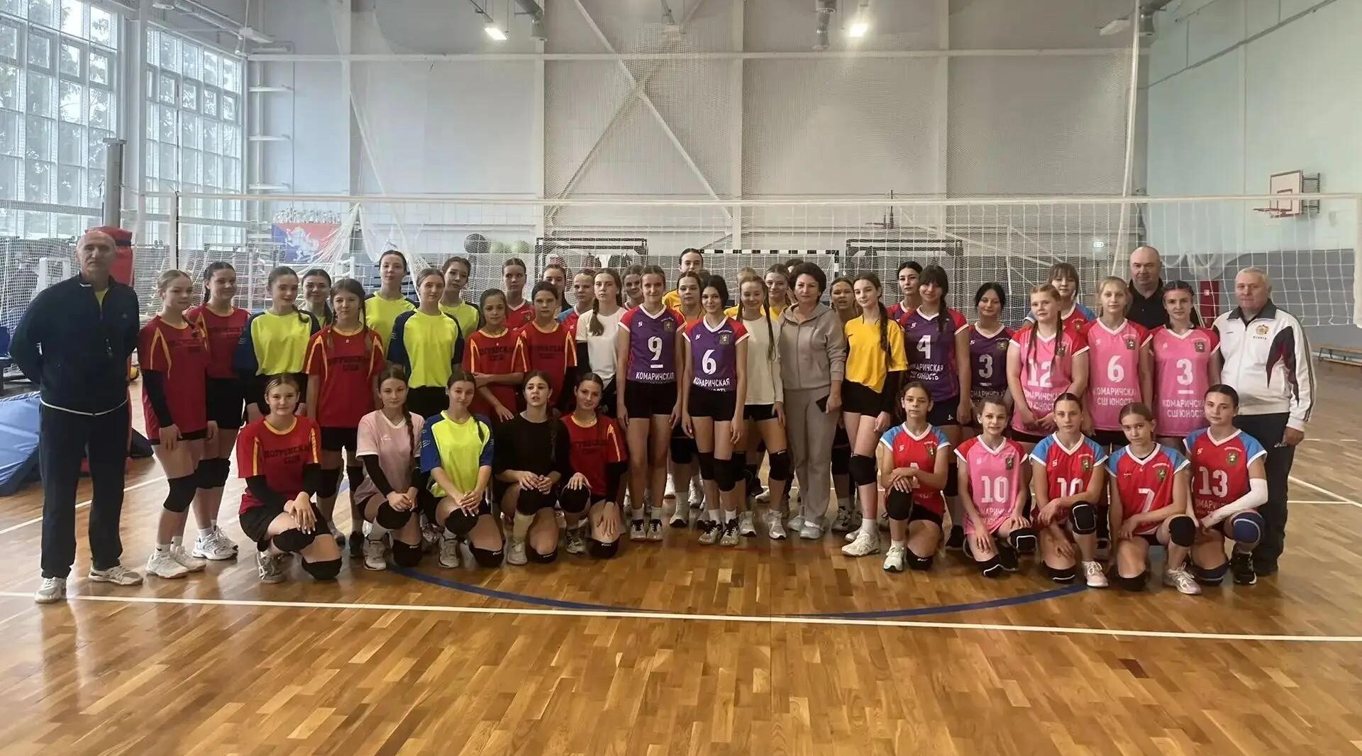Волейболистки из Комаричской спортшколы выступили на турнире в поселке Локоть