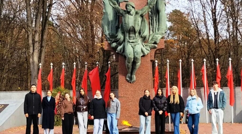 Студенты-медики Брянского медицинского колледжа  приняли участие в благоустройстве Аллеи партизан